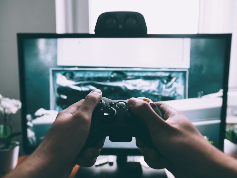 Competitive FPS match on screen